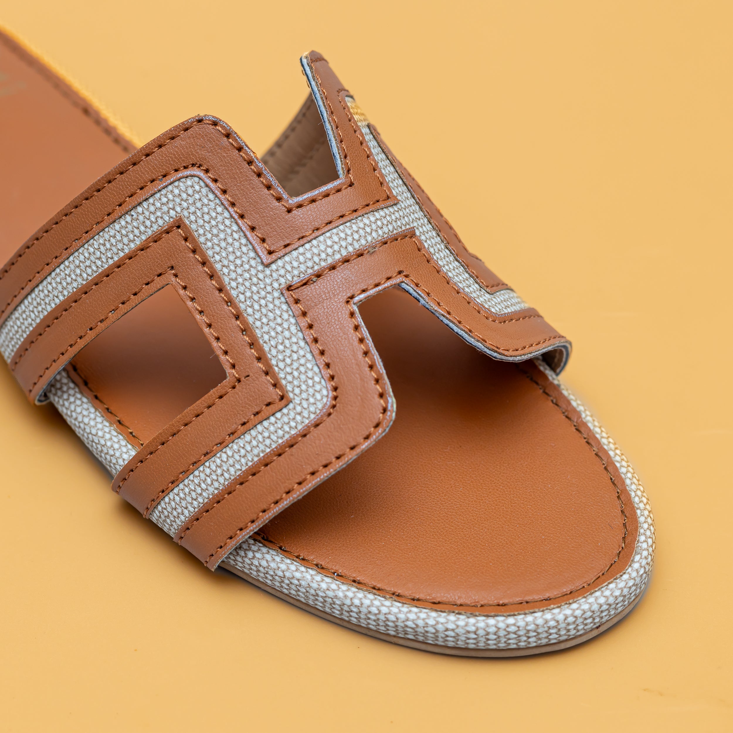 Round Toe H Flats-Tan/Cream
