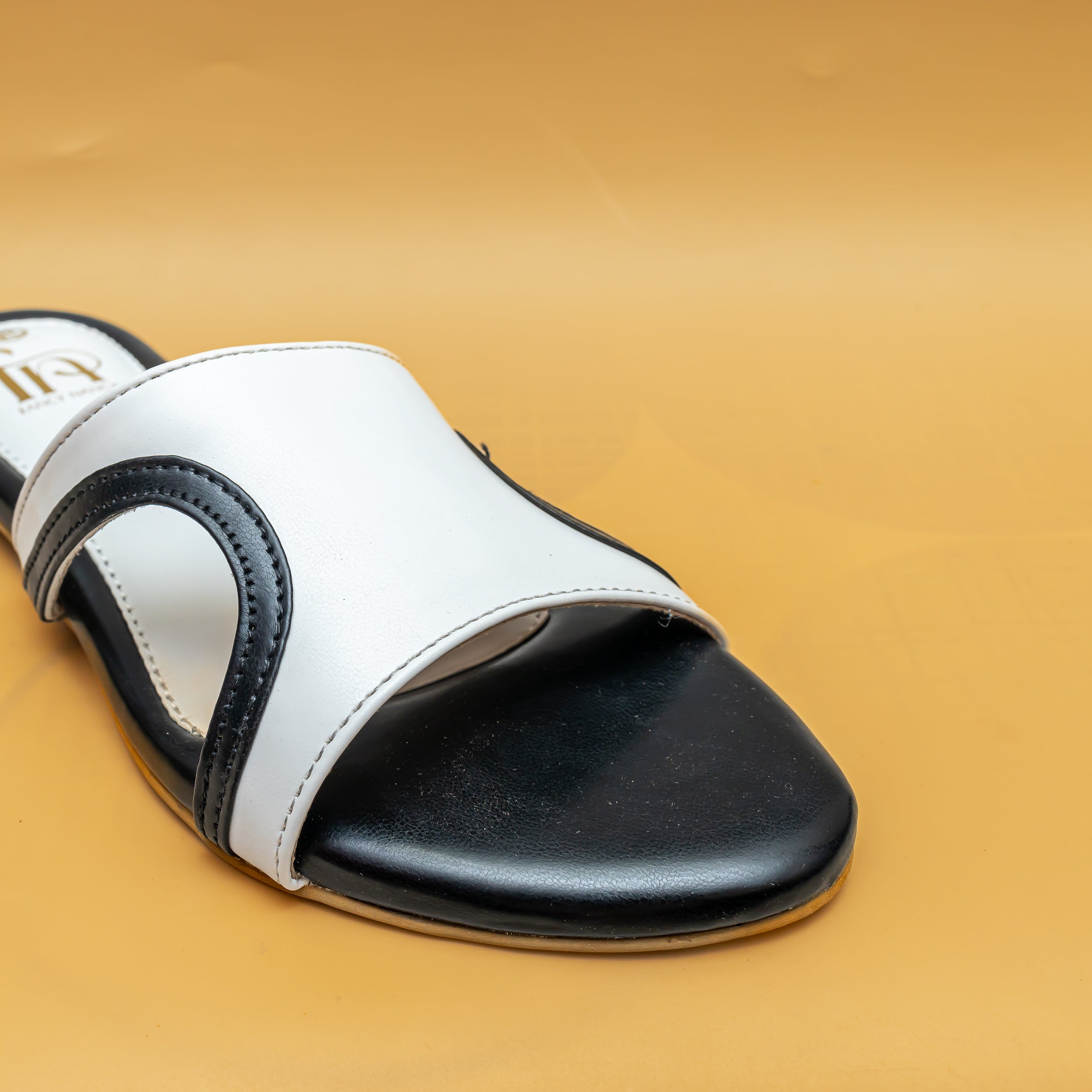 Cut Out Flats - Black/White