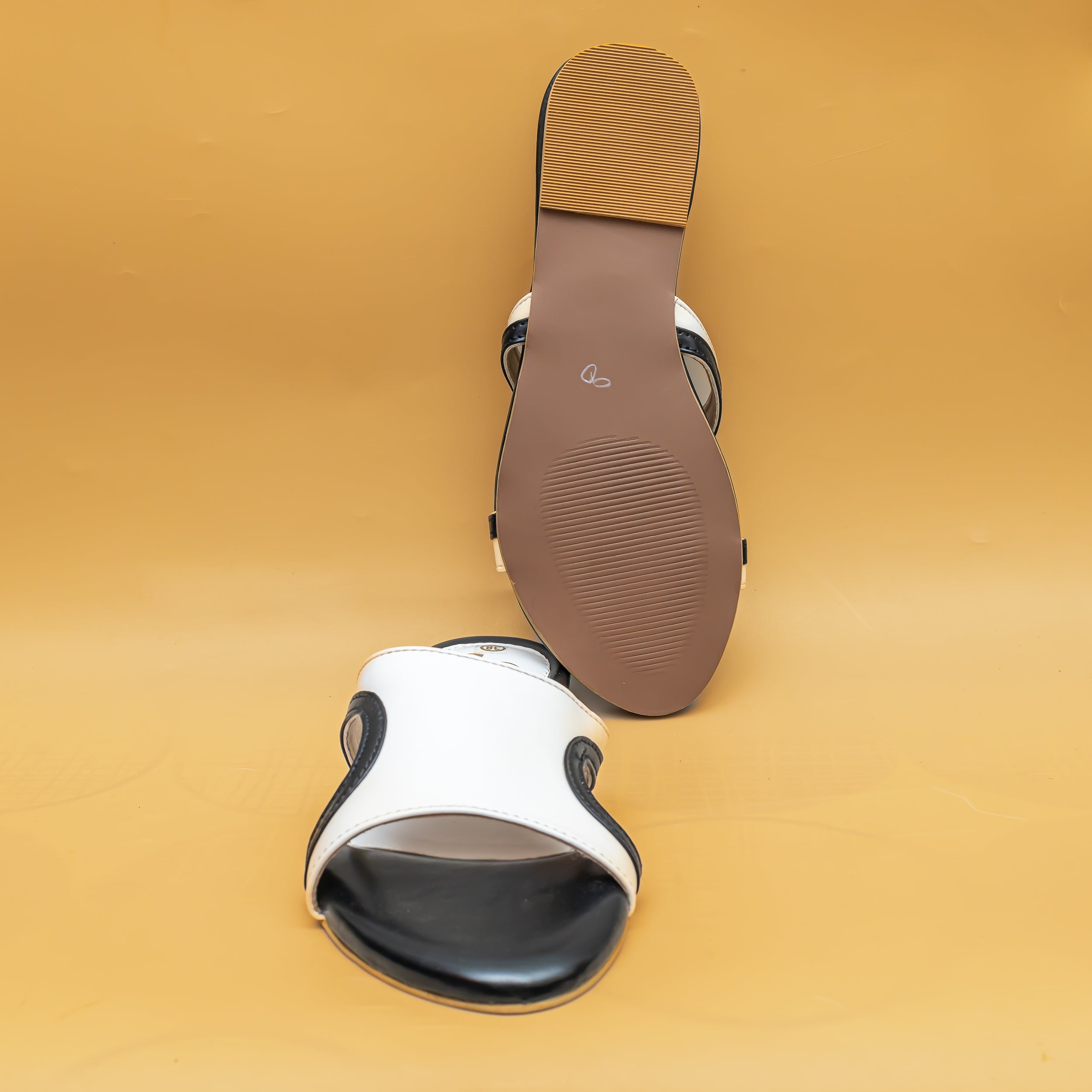Cut Out Flats - Black/White