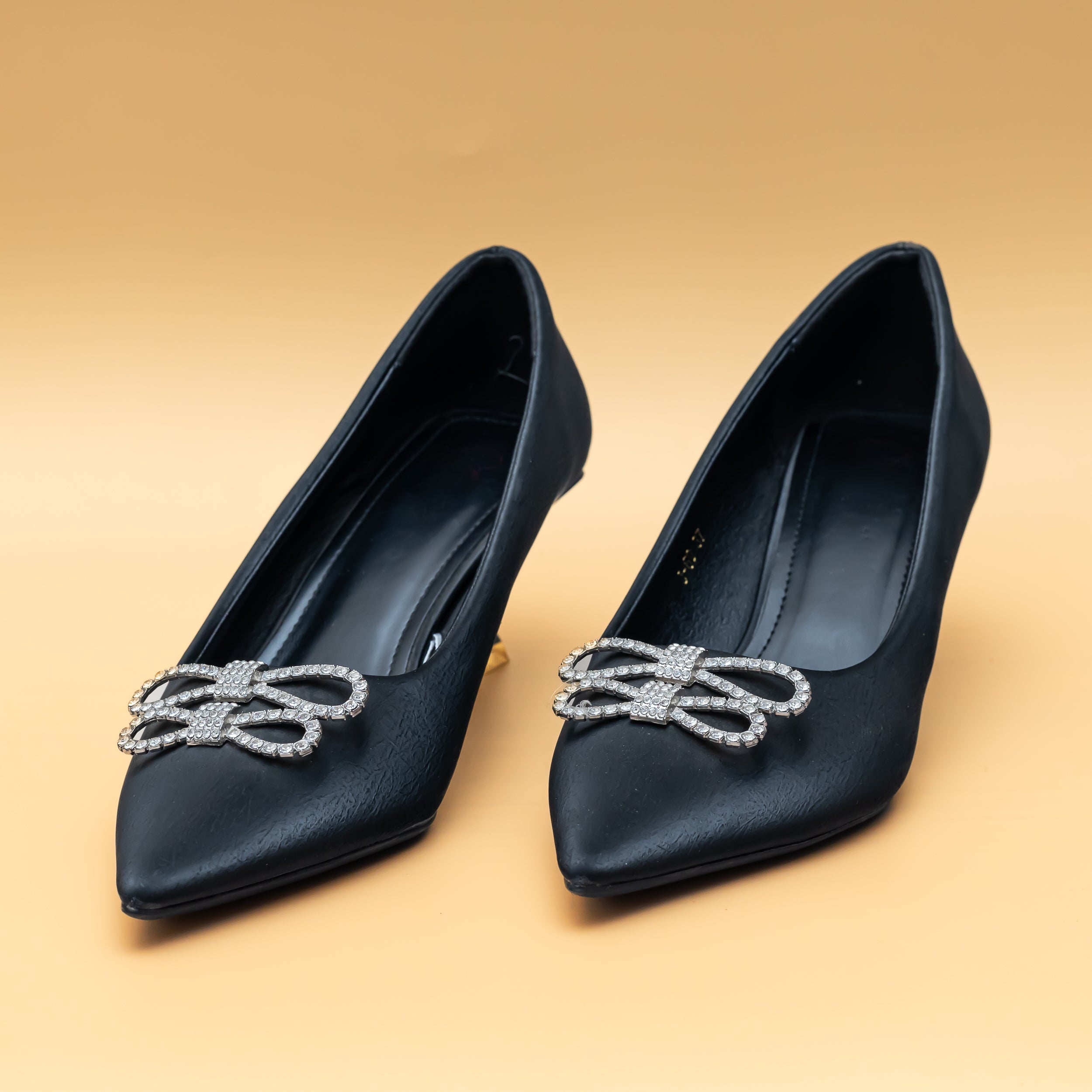 Infinity Bow Pumps - Black