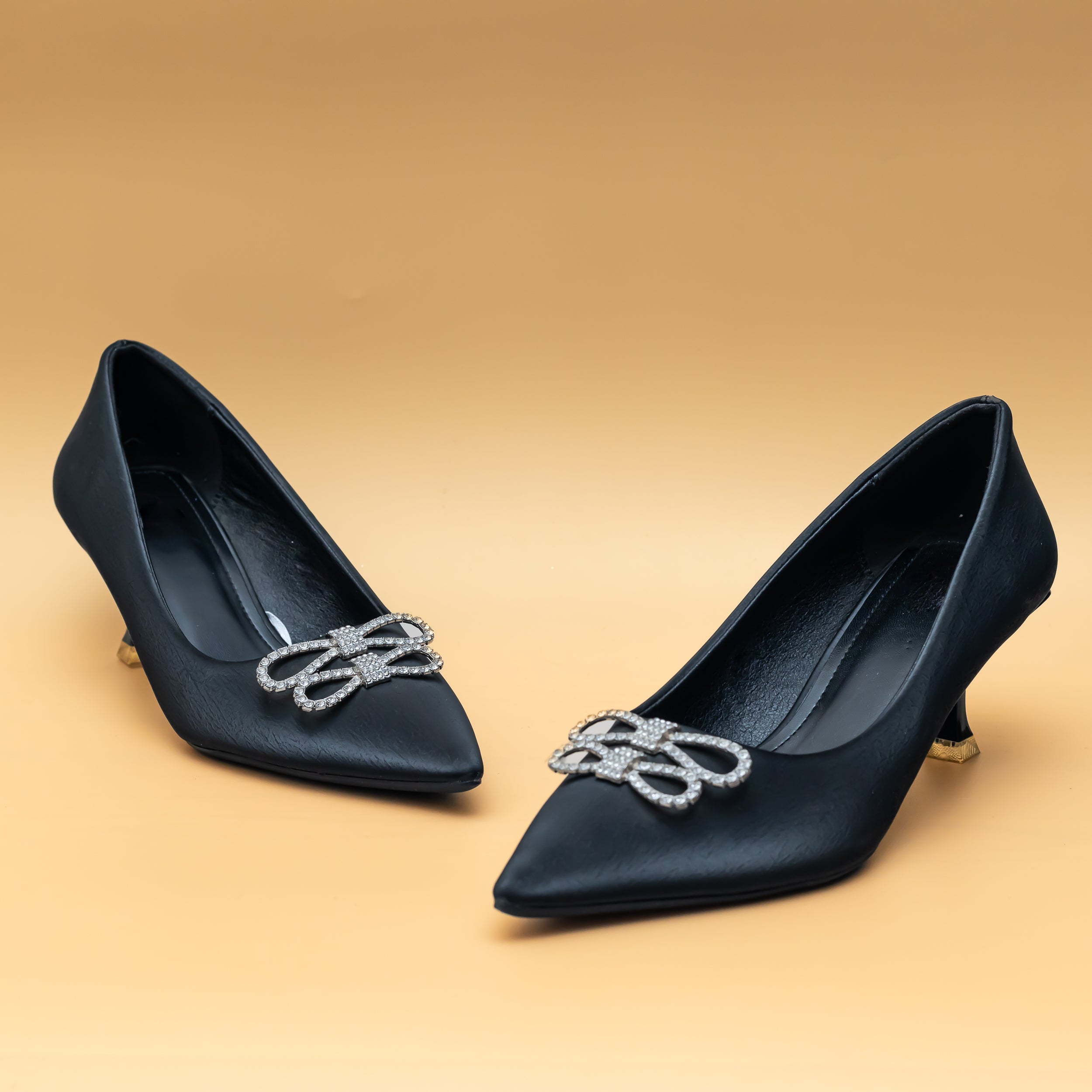 Infinity Bow Pumps - Black